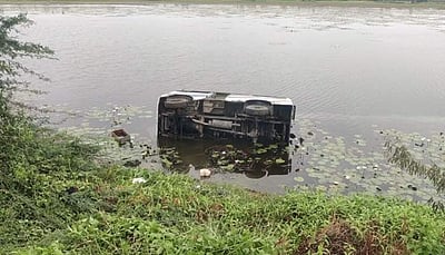 உத்திரமேரூர் அருகே ஏரியில் வேன் கவிழ்ந்து விபத்து: 11பேர் காயம்