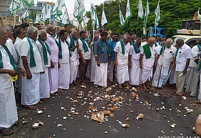 திருப்பூரில் விவசாயிகள் தேங்காய் உடைக்கும் போராட்டம்: 3 எம்எல்ஏ.க்கள் பங்கேற்பு