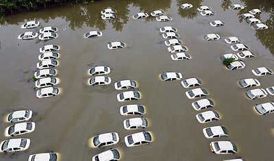 வெள்ளத்தில் முழ்கிய கார்கள் - புகைப்படங்கள்