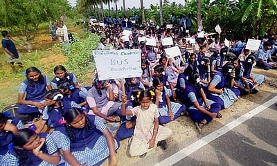 வடுகப்பட்டியில் அரசு பேருந்துகளை இயக்கக் கோரி மாணவ, மாணவிகள் சாலை மறியல்!