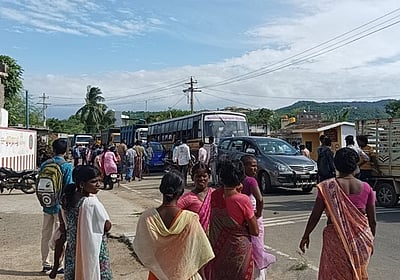 சாலை வசதி கோரி கிராம மக்கள் மறியல்