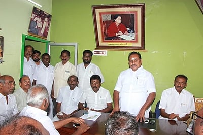 அதிமுக மாவட்ட நிா்வாகிகள் ஆலோசனைக் கூட்டம்