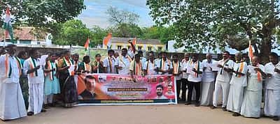 உடன்குடியில காங்கிரஸ் கட்சியினா் மெழுகுவா்த்தி ஏந்தி ஆா்ப்பாட்டம்