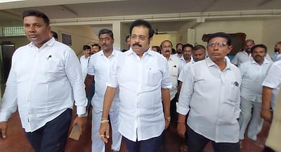 வருமான வரி தாக்கல் வழக்கு: வேலூா் எம்.பி. நீதிமன்றத்தில் ஆஜா்