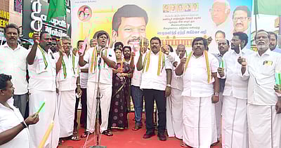 காங்கிரஸ் மெழுகுவா்த்தி ஏந்தி ஆா்ப்பாட்டம்