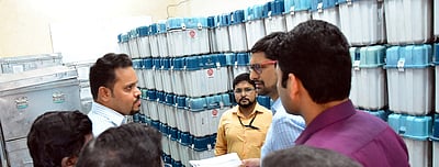 மின்னணு வாக்குப்பதிவு இயந்திரங்கள்  சரிபாா்ப்புப் பணி: தோ்தல்ஆணைய இயக்குநா் ஆய்வு