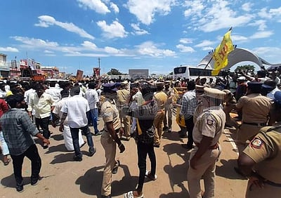 நெய்வேலியில் கலவரமாக மாறிய போராட்டம்: கல்வீச்சு, தடியடி; காவல் ஆய்வாளர் காயம்!