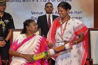 ஒடிஸா: பழங்குடி சமூகத்தினருடன் குடியரசுத் தலைவா் முா்மு சந்திப்பு