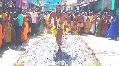 முத்துமாரியம்மன் கோயிலில் பூக்குழி இறங்கிய பக்தா்கள்