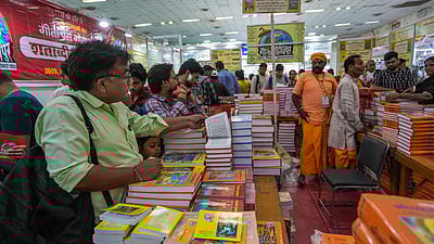 புதுதில்லி புத்தக திருவிழாவில் குவிந்த மக்கள் - புகைப்படங்கள்