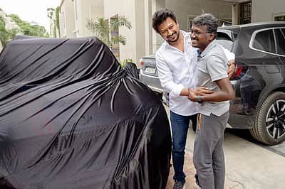 உதயநிதி ஸ்டாலின் பரிசாக வழங்கிய மினி கூப்பர் கார் - புகைப்படங்கள்