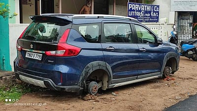 சாலையோரம் நிறுத்திவைக்கப்பட்டிருந்த சொகுசு காரின் டயர்களை கழட்டிச் சென்ற மர்ம நபர்கள்: சீர்காழியில் பரபரப்பு!