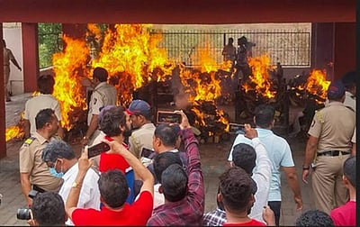 மகாராஷ்டிர பேருந்து விபத்து: உயிரிழந்த 24 பேரின் உடல்கள் ஒரே இடத்தில் தகனம்