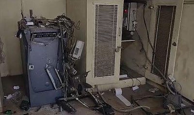 ஏடிஎம் இயந்திரத்தை அடித்து நொறுக்கிய நபர்! வேலூரில் பரபரப்பு!!