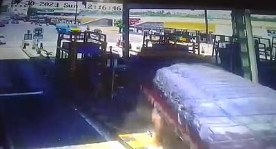 மதுரையில் டோல்கேட் மீது சரக்கு லாரி மோதியதில் ஊழியர் பலி 