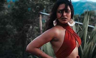 சிவப்பினால் ஓவியம் வரையுங்கள்: அமலா பாலின் வைரல் புகைப்படங்கள்! 