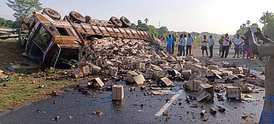 திருப்பூர் அருகே பீர் பாட்டில் ஏற்றிச் சென்ற லாரி கவிழ்ந்து விபத்து