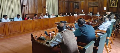 எதிர்க்கட்சிகளின் குழு நாடாளுமன்ற கட்டடத்தில் ஆலோசனை