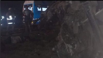 திருமங்கலம் - விருதுநகர் நான்கு வழிச் சாலையில் லாரி மீது கார் மோதல்: 4 பேர் பலி