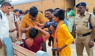 திருப்பதி விரைவு ரயில் மீது கல் வீச்சு: 4 பயணிகள் காயம்!