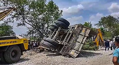 மகாராஷ்டிரத்தில் சாலையோர உணவகத்தில் லாரி புகுந்தது: 10 பேர் பலி!