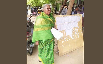 கரூரில் 51 வயதில் பத்தாம் வகுப்பு தோ்வெழுதிய சத்துணவு சமையலா்