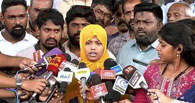 என் மகனின் நிலைக்கு அரசு பதிலளிக்க வேண்டும்: கை அகற்றப்பட்ட குழந்தையின் தாய்