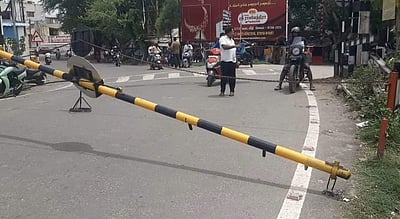 சேலம் அணைமேடு ரயில்வே கேட் உடைந்து விழுந்ததால் பரபரப்பு! போக்குவரத்து பாதிப்பு!!