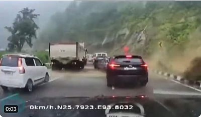 நாகாலாந்தில் கார்களை நொறுக்கிய பாறை.. பதற வைக்கும் விடியோ