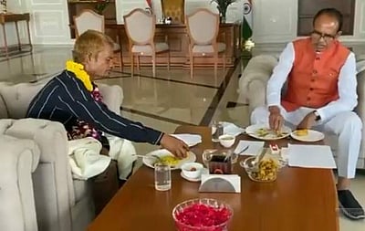 பழங்குடியின இளைஞருடன் உணவருந்திய முதல்வர்!