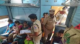 மாயமான காக்கிநாடா குழந்தை எங்கே? துண்டுப் பிரசுரங்கள் விநியோகம்