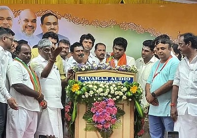 அண்ணாமலையை வைத்து திருமண விழா நடத்திய அதிமுக நிர்வாகி நீக்கம்: எடப்பாடி பழனிசாமி நடவடிக்கை