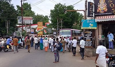 ராகுல் காந்தி பதவி பறிப்பு வழக்கு: நீதிமன்ற தீர்ப்பை கண்டித்து சாலை மறியலில் ஈடுபட்டவர்கள் கைது 