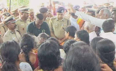 டிஐஜி விஜயகுமாா் உடல் தேனியில் தகனம்