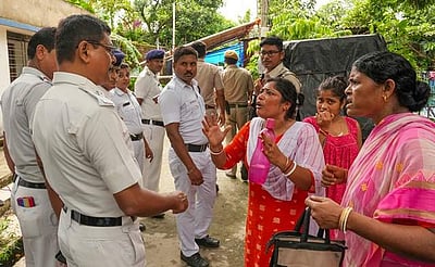 மேற்கு வங்கத்தில் தொடரும் வன்முறை: வாக்குச்சாவடிகள் சூறை, 9 பேர் பலி!