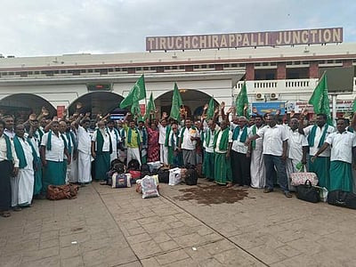 திருச்சியிலிருந்து தில்லி புறப்பட்ட விவசாயிகள்!  