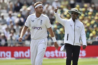 உலக சாதனைக்கு மிக அருகில் ஸ்டூவர்ட் பிராட்! 