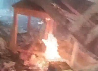 மேற்கு வங்க ஊரக உள்ளாட்சித் தோ்தல்: வாக்குச்சாவடிகளுக்கு தீ!