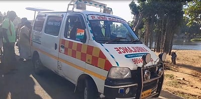 முக்கூடல் அருகே ஆற்றில் மூழ்கி இருவா் உயிரிழப்பு