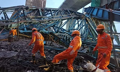 மகாராஷ்டிரம்: கிரேன் கவிழ்ந்து 20 போ் பலி