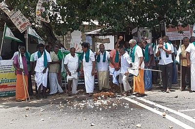 சாவக்கட்டுபாளையத்தில் விவசாயிகள் தேங்காய் உடைத்து போராட்டம்