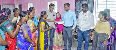 முதல்வரின் காலை உணவுத் திட்ட பணிகள் கைப்பேசியில் பதிவேற்றம்: ஆட்சியா் ஆய்வு