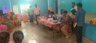 அரசுப் பள்ளி அமைக்க கோரி போராட்டம்: கிராமத்தினருடன் அதிகாரிகள் பேச்சுவாா்த்தை