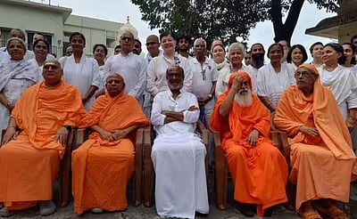 இமயமலைப் பயணம்... ஆஸ்ரமத்தில் ரஜினிகாந்த்!