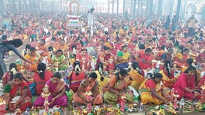 ஆடி கடைசி வெள்ளி: அம்பகரத்தூர் பத்ரகாளியம்மன் கோயிலில் திருவிளக்கு வழிபாடு; 2,500 பக்தர்கள் பங்கேற்பு