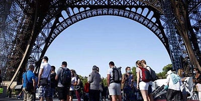 ஈபிள் கோபுரத்துக்கு வெடிகுண்டு மிரட்டல்: உடனடியாக வெளியேற்றப்பட்ட பார்வையாளர்கள்!