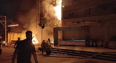 கும்பகோணத்தில் தனியாா் துணிக்கடையில் தீ விபத்து