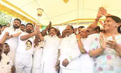 அதிமுக மாநாட்டுக்கான ஜோதி ஓட்டம்: இபிஎஸ் தொடக்கிவைத்தார்