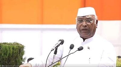 காங்கிரஸ் தலைமையகத்தில் கொடியேற்றினார் கார்கே!