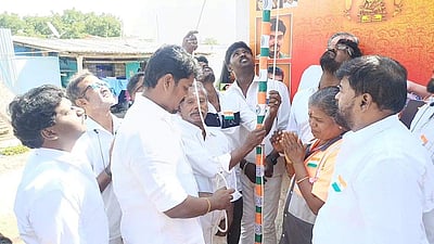 தேசியக்கொடி ஏற்றிய தூய்மைப் பணியாளர்கள்: நெகிழ வைத்த விஜய் ரசிகர்கள்!